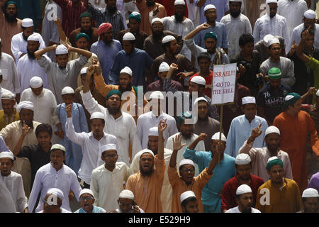 Dhaka, Bangladesch. 18. Juli 2014. Nach Jumma Gebet gemacht aus Bangladesch muslimischen protestieren & Feuer in israelische Fahne gegen anhaltenden israelischen Angriffe auf Gaza vor Baitul Mokarram Moschee. Israel drückte ihre Kampagne der Angriffe auf Gaza für eine 10. Tag zu bestrafen, sondern hielt sich aus starten eine Invasion bedroht Boden als die Welt intensiviert Bemühungen um Makler einen Waffenstillstand. Bildnachweis: Zakir Hossain Chowdhury/ZUMA Draht/Alamy Live-Nachrichten Stockfoto