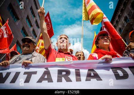 Barcelona, Spanien. 1. Mai 2014. Demonstranten für eine bessere öffentliche Gesundheitssystem marschieren hinter ihr Banner während der Tag der Arbeit-Demonstration in Barcelona - der Bürgermeister-Gewerkschaften CC genannt. OO und UGT, etwa 70.000 marschieren durch die Innenstadt von Barcelona auf festliche Weise, die Troika und die Sparmaßnahmen der Regierung zu protestieren und fordern mehr Beschäftigung, mehr Konventionen und bessere Löhne. © Matthias Oesterle/ZUMA Wire/ZUMAPRESS.com/Alamy Live-Nachrichten Stockfoto