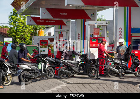 Bali, Indonesien.  Motorräder für Kraftstoff an Tankstelle Schlange. Stockfoto