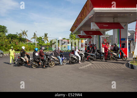 Bali, Indonesien.  Motorräder für Kraftstoff an Tankstelle Schlange. Stockfoto