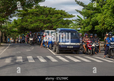 Bali, Indonesien.  Motorräder dominieren Verkehr auf Bali. Stockfoto