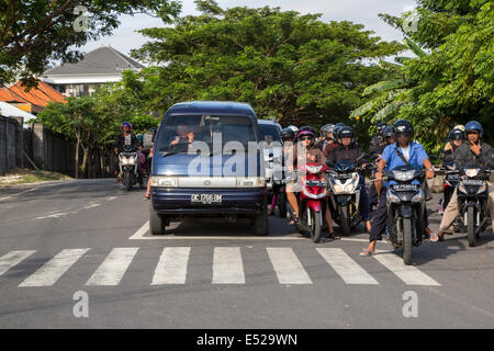 Bali, Indonesien.  Motorräder dominieren Verkehr auf Bali. Stockfoto