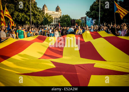 2. Juni 2014 - Barcelona, Spanien - Demonstranten protestieren für ein unabhängiges Katalonien und gegen die spanische Monarchie winken eine riesige "Estelada" in Barcelona - Flagge versammelten sich Tausende um auf Barcelonas Katalonien Platz für ein Referendum über die Unabhängigkeit Kataloniens und die künftige Form der spanischen Regierung zu protestieren, wie Spaniens König Juan Carlos nach einer Regierungszeit von 38 Jahren zu Gunsten der Sohn Felipe abzudanken soll. (Kredit-Bild: © Matthias Oesterle/ZUMA Wire/ZUMAPRESS.com) Stockfoto