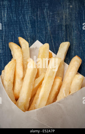 Pommes frites in Geschenkpapier auf Retro-Holz Stockfoto