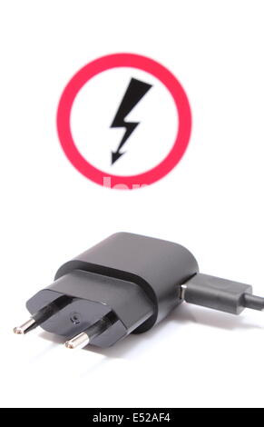 Elektrische Stecker und Kabel für elektrische Geräte und Hochspannung Gefahr melden im Hintergrund, elektrische Symbol. Isoliert auf whi Stockfoto