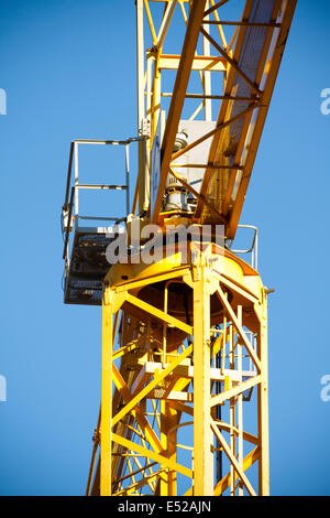 Gelbe Kran gegen blauen Himmel, Turm mit details Stockfoto