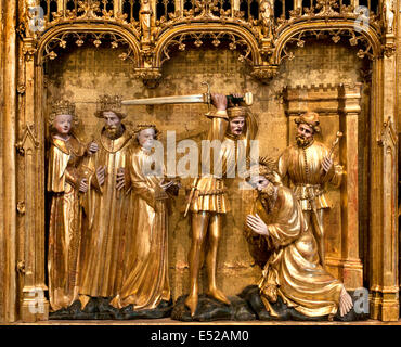 Das Altar der Heiligen und Märtyrer aus dem späten vierzehnten Jahrhundert (1390), ein Meisterwerk der flämischen internationalen Gotik, das von Jacques de Baerze mit bemalten Tafeln von Melchior Broederlam, Dijon Museum of Fine Arts, Burgund, Frankreich, geschaffen wurde. Stockfoto