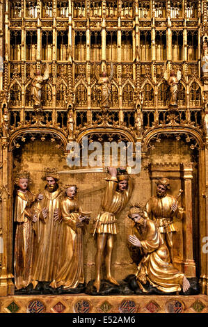 Das Altar der Heiligen und Märtyrer aus dem späten vierzehnten Jahrhundert (1390), ein Meisterwerk der flämischen internationalen Gotik, das von Jacques de Baerze mit bemalten Tafeln von Melchior Broederlam, Dijon Museum of Fine Arts, Burgund, Frankreich, geschaffen wurde. Stockfoto