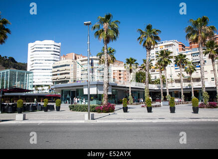 Hafen von Geschäften und Bars Malaga, Spanien, Muelle Dos Palmeral de Las Sorpresas neu saniert Stockfoto