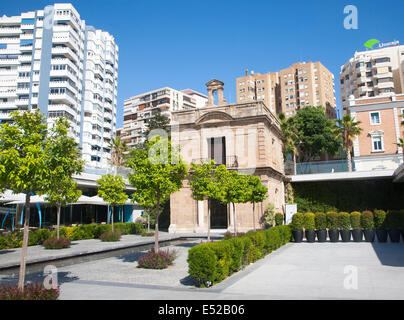 Alte Kapelle umgeben von neu sanierte Hafengebiet von Geschäften und Bars Malaga, Spanien, Muelle Dos Palmeral de Las Sorpresas Stockfoto