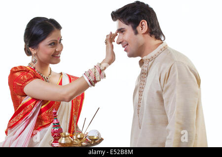 Bengali Frau Männerkopf Tika aufsetzen Stockfoto