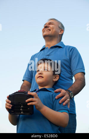 Großvater und junge spielt mit Radio gesteuert Mobilteil, Stockfoto