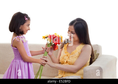 Blumen schenken Sie schwangeren Mutter Tochter Stockfoto