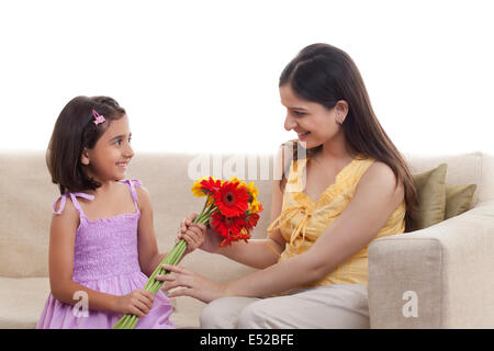 Blumen schenken Sie schwangeren Mutter Tochter Stockfoto