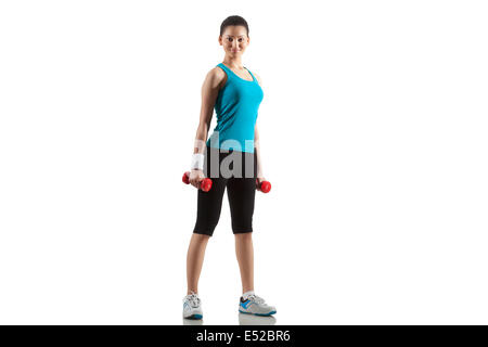 Porträt von Fit junge Frau, die das Training mit Hanteln isoliert auf weißem Hintergrund Stockfoto