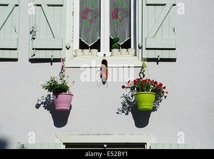 Fenster und Blumen im Dorf von Le Mas-Azil, Ariege, Midi-Pyrenäen, Frankreich Stockfoto