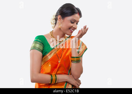 Maharashtrian lächelnde Frau Stockfoto