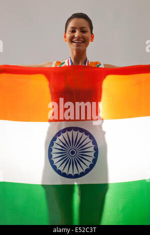 Porträt der jungen Frau mit indischen Flagge über grauen Hintergrund isoliert Stockfoto