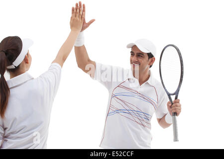 Tennisspieler macht hohe fünf isoliert auf weißem Hintergrund Stockfoto