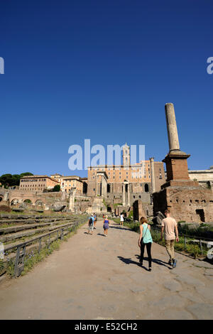 Italien, Rom, Forum Romanum, Touristen, die entlang der Via Sacra (heilige Straße) spazieren Stockfoto