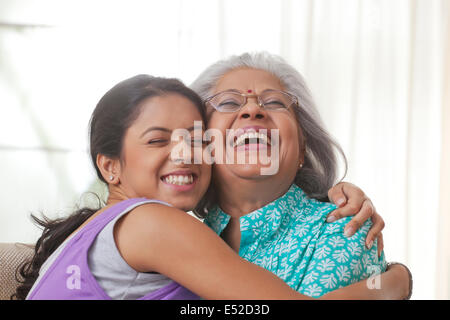 Großmutter und Enkelin umarmen einander Stockfoto