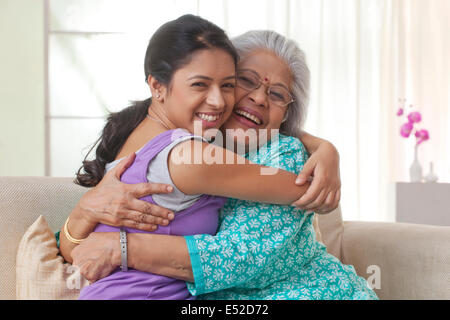 Großmutter und Enkelin umarmen einander Stockfoto