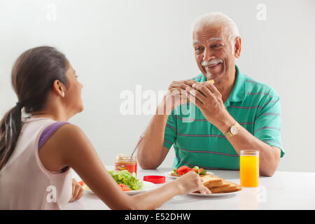 Großvater und Enkelin zu frühstücken Stockfoto