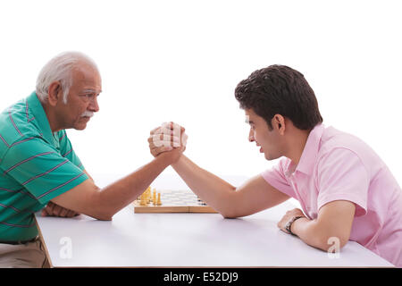 Großvater und Enkel tun Armdrücken Stockfoto