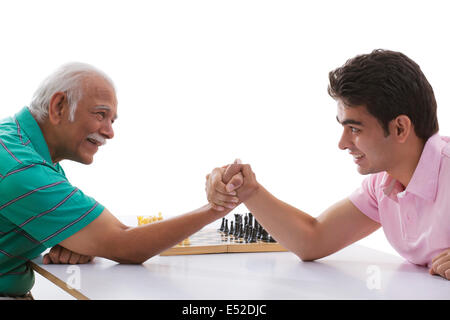 Großvater und Enkel tun Armdrücken Stockfoto