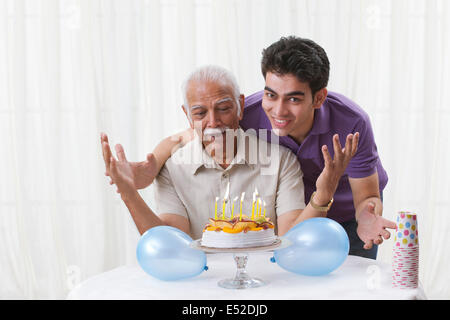 Enkel feiert Großvaters Geburtstag Stockfoto
