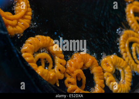 Nahaufnahme des köstlichen Jhangri Jalebis Braten in Öl Pfanne am stall Stockfoto