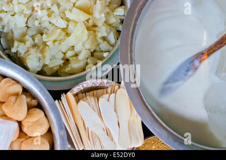 Direkt über dem Schuss Joghurt und Kartoffeln in Containern Stockfoto