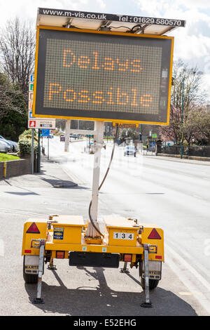 Solar Powered Mobile matrix Verkehrsschild warnt vor Verzögerungen möglich auf der Straße vor, Nottingham, England, Großbritannien