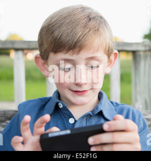 Ein kleiner Junge im Freien. Stockfoto