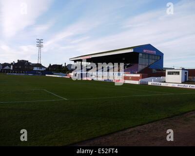 Die Haupttribüne, Palmerston Park. Dumfries. Heimstadion der Königin des Südens Fußballvereins. Stockfoto