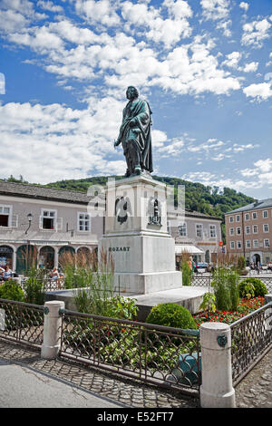 Eine Statue oder ein Denkmal für den Komponisten Mozart in Salzburg Österreich Europa Stockfoto