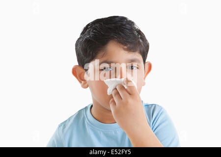 Porträt eines kleinen Jungen mit Gewebe über Nase Stockfoto