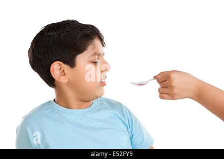 Kleiner Junge mit Medizin Stockfoto