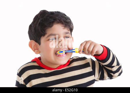 Kleiner Junge, seine Zähne zu putzen Stockfoto