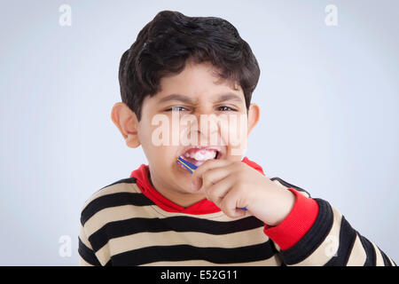 Porträt des kleinen Jungen, seine Zähne zu putzen Stockfoto