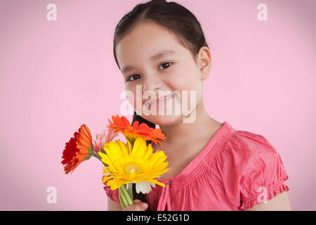 Porträt von kleinen Mädchen mit Blumen Stockfoto