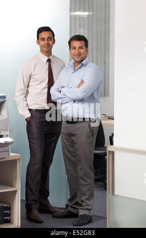 Porträt von zwei Führungskräften in einem Büro Stockfoto