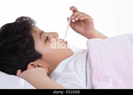 Kleiner Junge mit Thermometer in den Mund Stockfoto