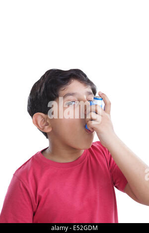 Porträt des kleinen Jungen mittels eines Inhalators Stockfoto