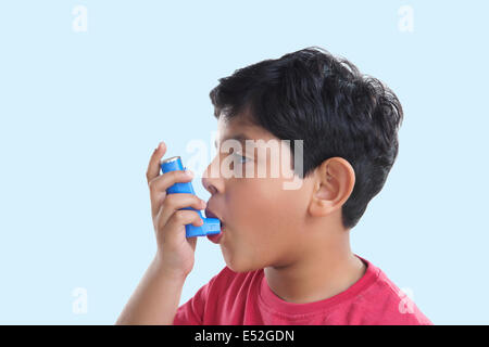 Kleiner Junge mittels eines Inhalators Stockfoto