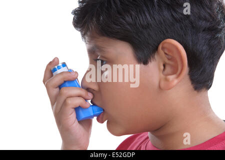 Kleiner Junge mittels eines Inhalators Stockfoto