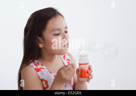 Kleines Mädchen bläst Luftblasen Stockfoto