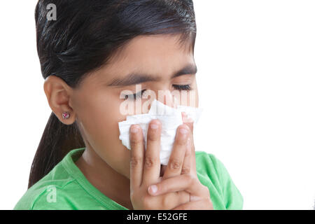 Kleines Mädchen zu niesen Stockfoto