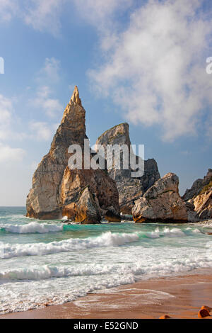 Ursa Beach an der Atlantikküste hat dramatische Felsformationen, genannt der Riese und der Bär. Stockfoto