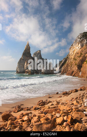 Ursa Beach an der Atlantikküste hat dramatische Felsformationen, genannt der Riese und der Bär. Stockfoto